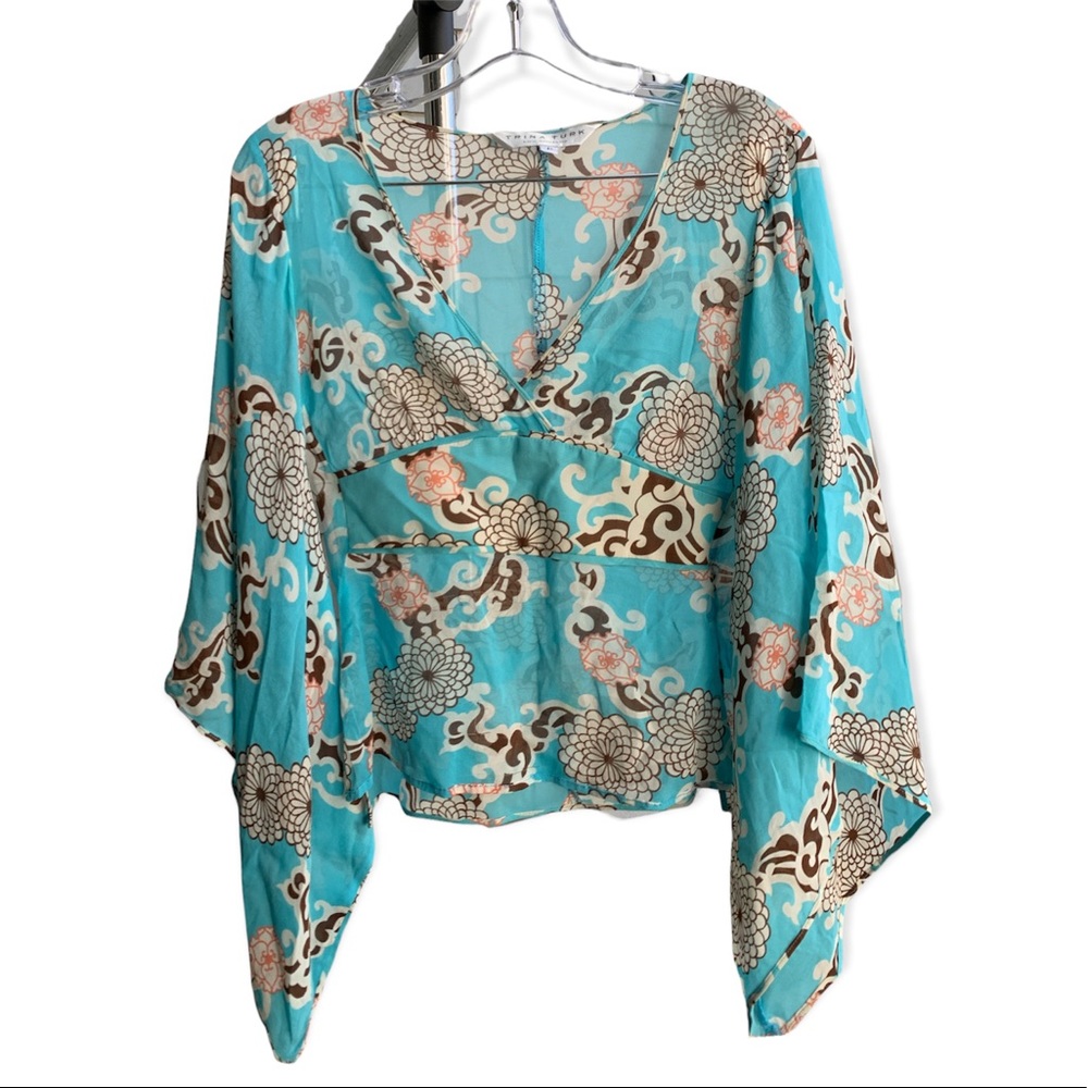 LIGHT BLUE FLOWER PATTERN FLOWY TOP